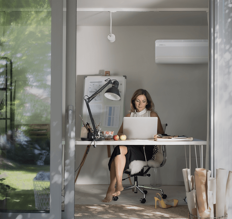 Femme à domicile utilisant son ordinateur pour planifier des économies d’énergie et découvrir les subventions disponibles